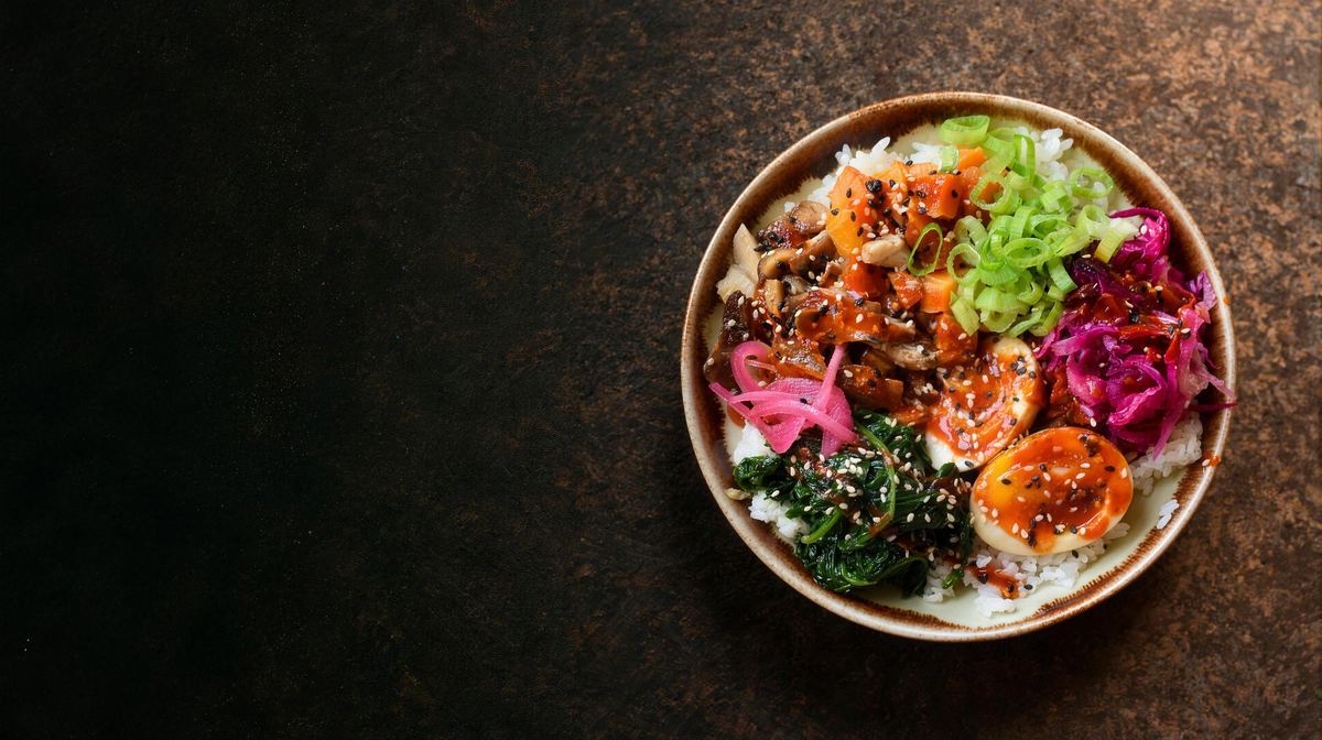 Le Bibimbap végé vu du dessus, œuf tamago, épinards, chou mariné et shiitakés