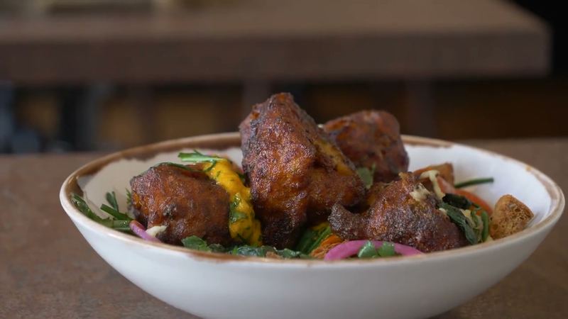 Un bol dressé en cuisine, avant de partir en salle