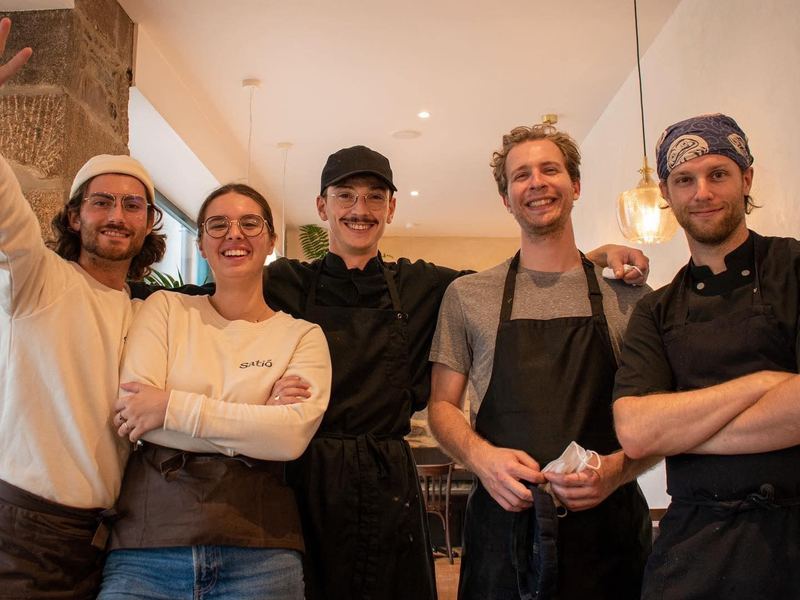 L'équipe de Satiō en cuisine, tabliers noirs