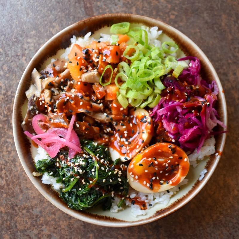 Le Bibimbap végé : œuf tamago, épinards, chou mariné et shiitakés rôtis vus du dessus