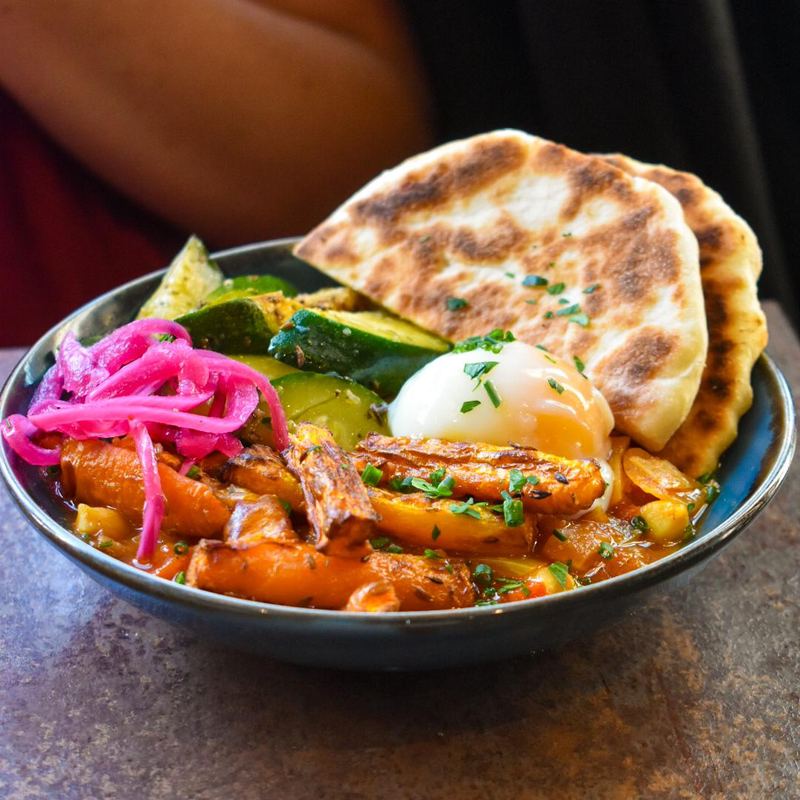 La Chakchouka végé : légumes mijotés aux épices, œuf parfait et pain pita maison